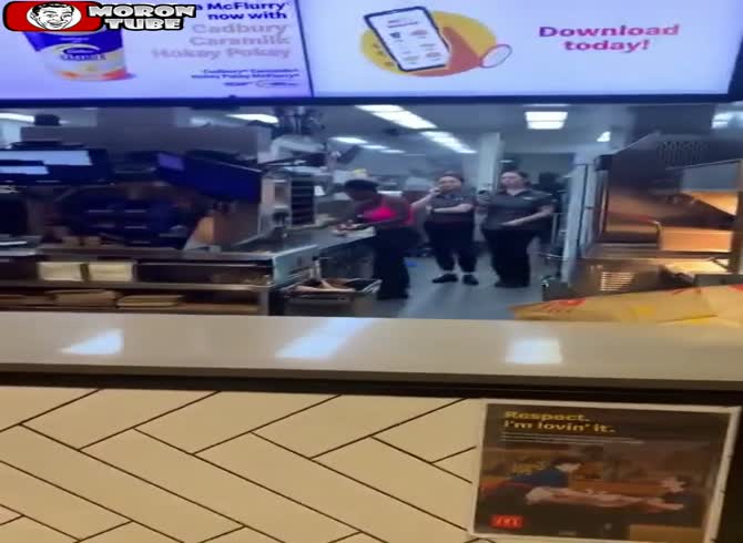 Video :An irate customer walks into a McDonald's kitchen to prepare her hamburger